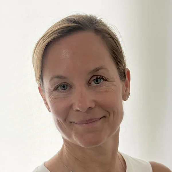 JULIA KNEBEL